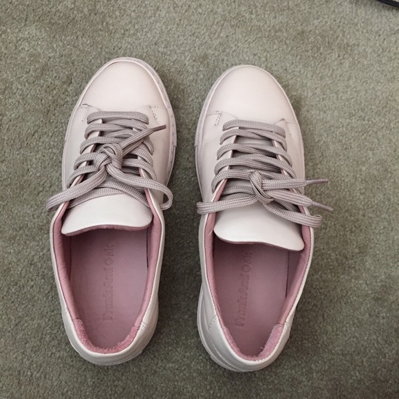 Leather low top sneaker. Size 7. - Picture 3 of 4